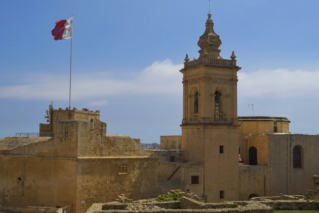 Historische Zitadelle von Victoria auf Gozo mit Glockenturm und wehender maltesischer Flagge. | Gebeco