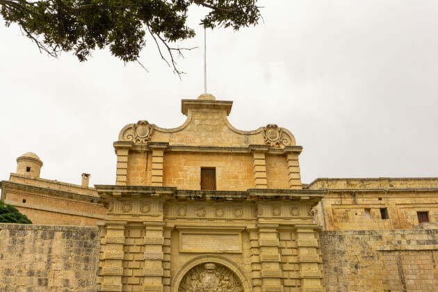Barockes Haupttor von Mdina auf Malta mit detailreicher Steinarchitektur. | Gebeco