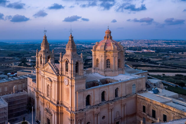 Kathedrale St. Paul bei Sonnenuntergang in Mdina auf Malta mit Blick über das Umland. | Gebeco