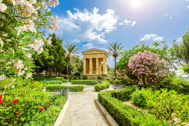 Blühender Garten mit klassizistischem Säulentempel in den Upper Barrakka Gardens in Valletta, Malta. | Gebeco