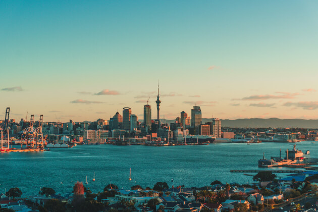 Skyline von Auckland bei Sonnenuntergang – mit Sky Tower und Hafenblick. | Gebeco