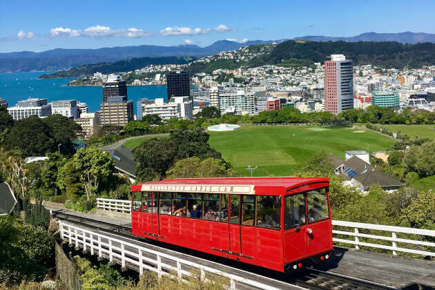 Rote Wellington Cable Car mit Panoramablick über die neuseeländische Hauptstadt und Hafen. | Gebeco