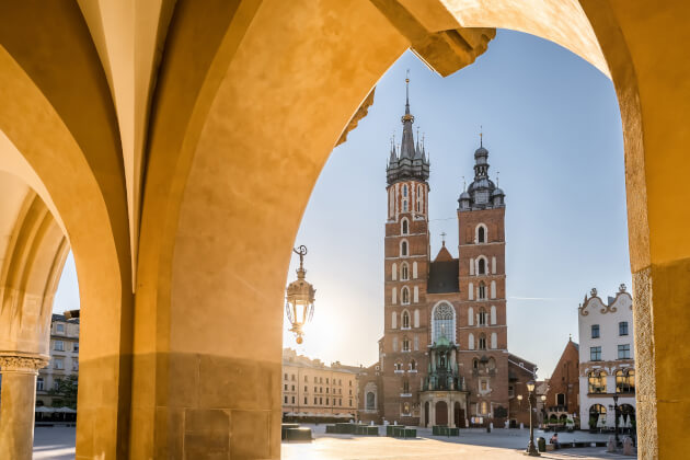 Marienkirche in Krakau im Sonnenlicht mit Blick durch Arkaden der Tuchhallen. | Gebeco