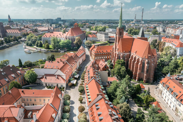 Blick auf die Dominsel von Breslau mit der Kathedrale St. Johannes des Täufers und der Oder im Hintergrund. | Gebeco