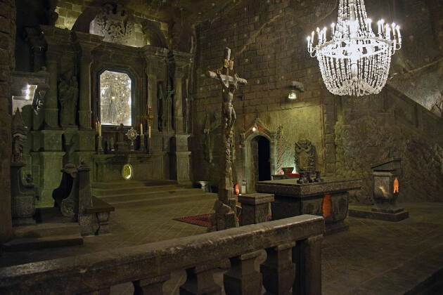 Salzkapelle in der Wieliczka Salzmine bei Krakau mit Steinaltar und Kristallleuchter. | Gebeco