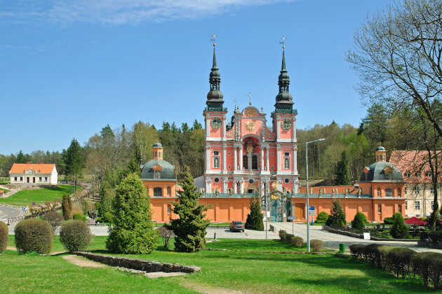Barocke Wallfahrtskirche Święta Lipka in Masuren mit Türmen und prachtvoller Fassade. | Gebeco