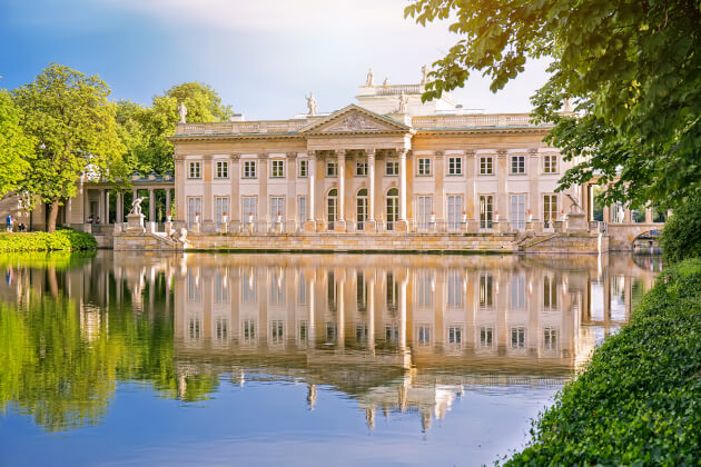 Klassizistischer Łazienki-Palast in Warschau mit Spiegelung im Wasser. | Gebeco