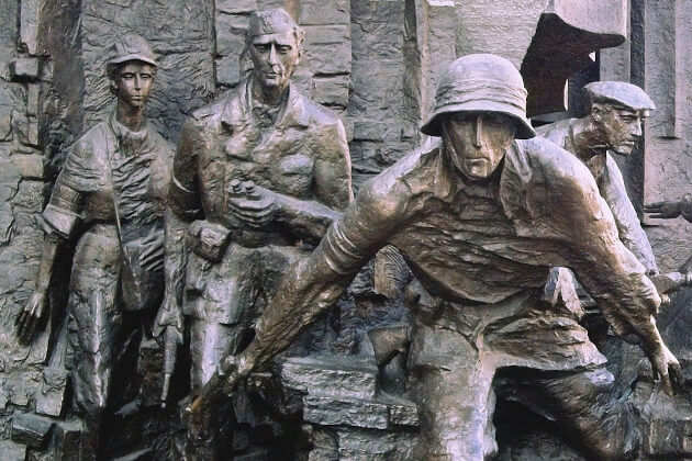 Denkmal des Warschauer Aufstands mit realistischen Bronzefiguren in Bewegung. | Gebeco
