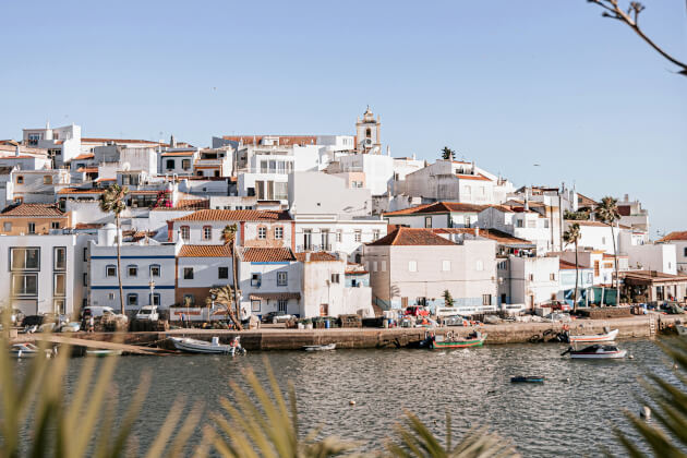 Historische Altstadt von Tavira an der Algarve mit weißen Häusern und Flusspromenade. | Gebeco