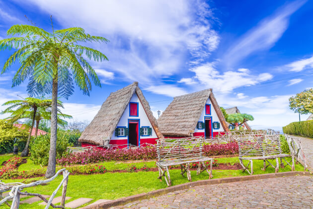 Traditionelle strohgedeckte Bauernhäuser in Santana auf Madeira, Portugal. | Gebeco