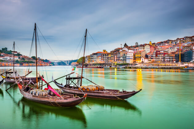 Traditionelle Rabelo-Boote am Douro-Fluss vor der Altstadt von Porto mit Blick auf die Ponte Dom Luís I. | Gebeco