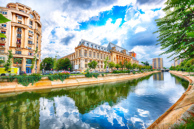 Altstadt von Bukarest mit historischer Architektur am Dâmbovița-Kanal bei lebhaftem Himmel. | Gebeco