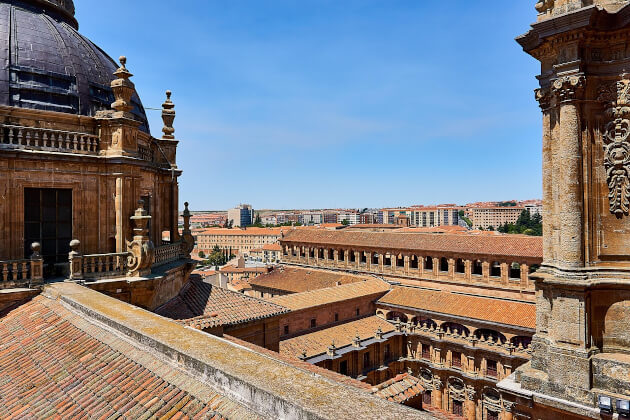 Blick über die Dächer von Salamanca mit barocken Gebäuden und der Kuppel der Universität. | Gebeco