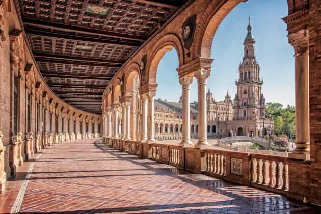 Historische Arkadengalerie am Plaza de España in Sevilla mit Blick auf den Turm und das Wasserbecken. | Gebeco