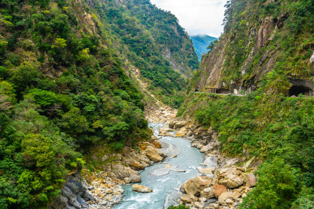 Spektakuläre Taroko-Schlucht mit Fluss und bewaldeten Steilhängen in Taiwan. | Gebeco 