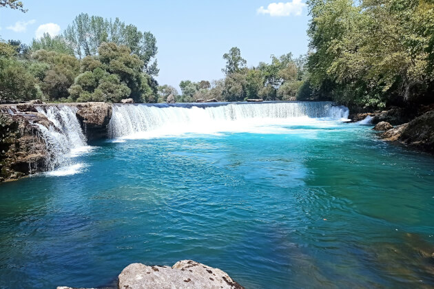 Wasserfall bei Manavgat mit türkisfarbenem Wasser und grüner Flusslandschaft in der Region Antalya, Türkei. | Gebeco