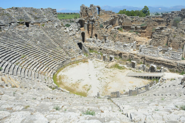Antikes römisches Theater in Side, Türkei, mit gut erhaltenen Sitzreihen und imposanter Bühnenarchitektur. | Gebeco