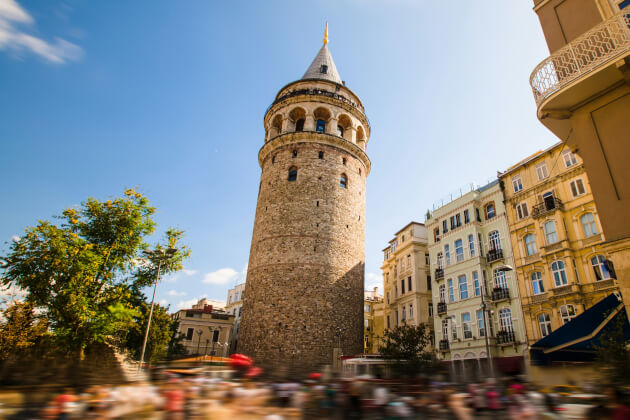 Historischer Galataturm in Istanbul bei Sonnenschein mit vorbeiziehenden Menschen in der Altstadt. | Gebeco