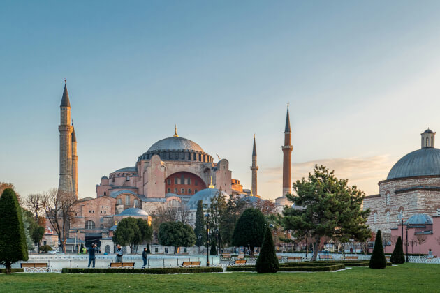 agia Sophia in Istanbul mit Minaretten im Abendlicht und Blick über den gepflegten Sultan-Ahmed-Park. | Gebeco