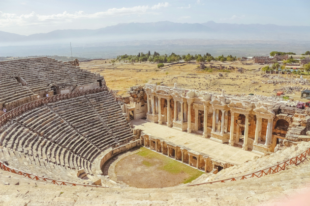 Antikes römisches Theater von Hierapolis in Pamukkale mit gut erhaltener Bühne und Sitzreihen. | Gebeco