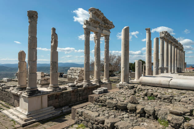Ruinen der Akropolis von Pergamon mit antiken Säulen vor weitem Hügelland in der Türkei. | Gebeco