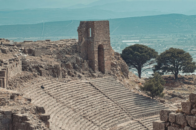 Antikes Theater von Pergamon in der Türkei mit steilen Sitzreihen und Panoramablick über die Landschaft. | Gebeco