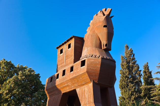 Holzskulptur des Trojanischen Pferds in Troja, Türkei, vor blauem Himmel. | Gebeco