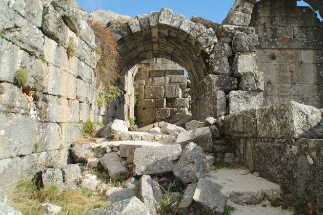 Antike Ruinen mit Steinbögen in Troja, UNESCO-Weltkulturerbe Türkei. | Gebeco