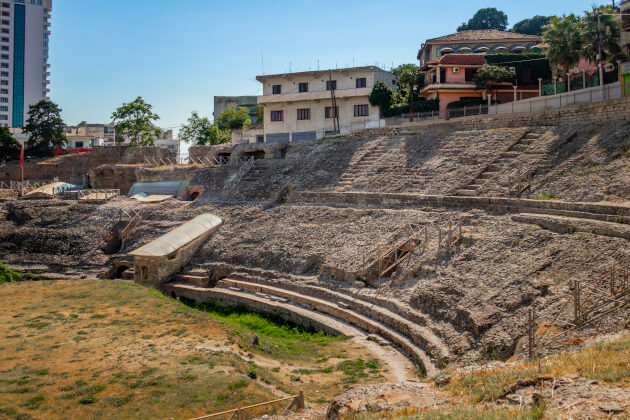 Antikes Amphitheater in Durrës Albanien mit historischen Steinterrassen und Wohnhäusern im Hintergrund. | Gebeco