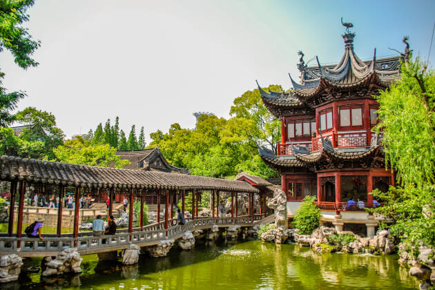 Traditioneller Yu-Garten in Shanghai mit klassischer chinesischer Architektur und Pavillon am Teich. | Gebeco