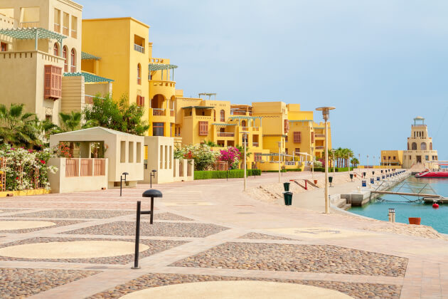 Hafen von Hurghada mit Yachten und bunten Häusern im Hintergrund. | Gebeco