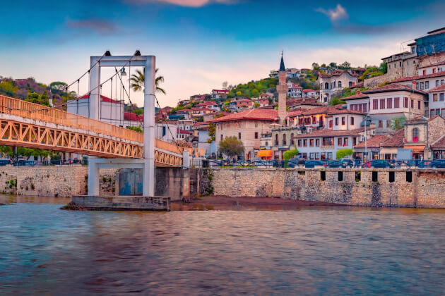 Hängebrücke über den Osum-Fluss mit Blick auf die historische Altstadt von Berat, Albanien