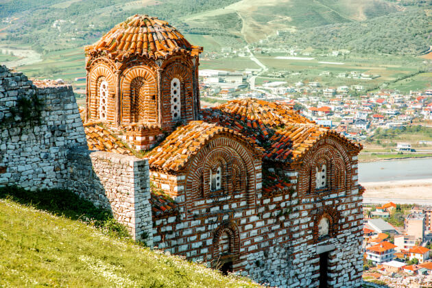 St.-Theodor-Kirche auf dem Burggelände von Berat mit Blick auf das Osum-Tal in Albanien