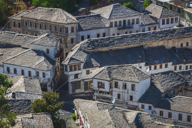 Traditionelle Steinhäuser mit Schieferdächern in der Altstadt von Gjirokastra, Albanien