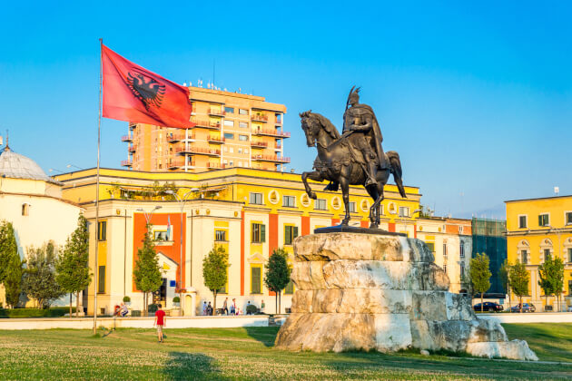 Skanderbeg-Statue auf dem Skanderbeg-Platz in Tirana mit albanischer Flagge