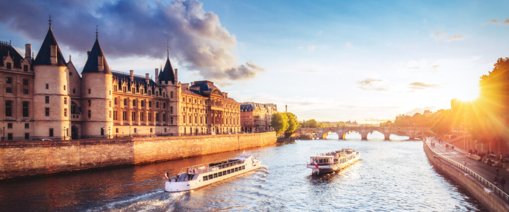 Romantik pur: Bootstour auf der Seine vor historischer Kulisse in Paris