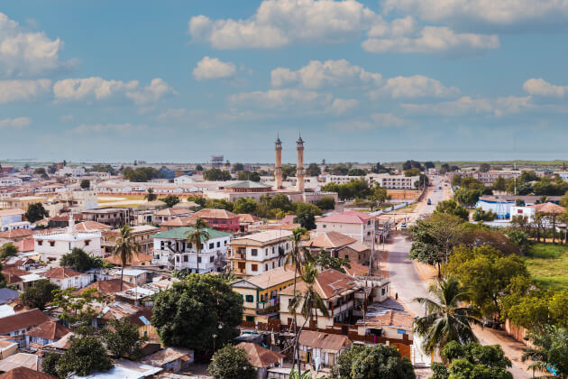 Panoramablick auf Banjul mit Moscheen, traditionellen Häusern und Straßen in der Hauptstadt Gambias unter blauem Himmel. | Gebeco