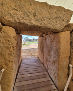 Durchgang in Tempelanlage Hagar Qim, Malta I Gebeco