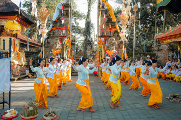  Tänzerinnen in bunten Kleidern bei einer religiösen Zeremonie in Bali, Indonesien. | Gebeco