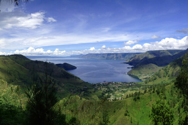 Panoramablick auf den Tobasee auf Sumatra, umgeben von grünen Hügeln und Dörfern. | Gebeco
