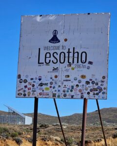 Schild weist auf Lesotho hin auf dem Sani Pass, Südafrika I Gebeco