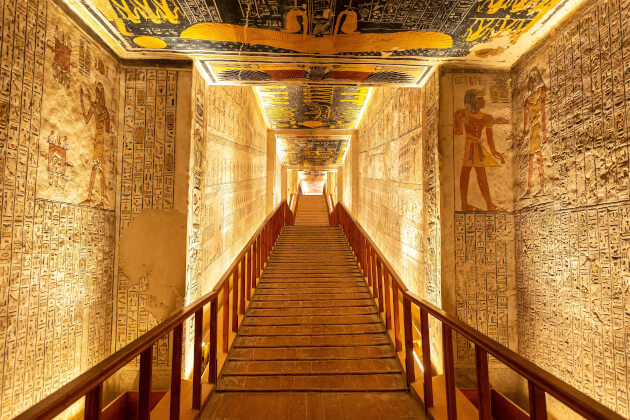 Eingang zu einer Grabstätte im Tal der Könige in Luxor mit Hieroglyphen und Wandmalereien. | Gebeco
