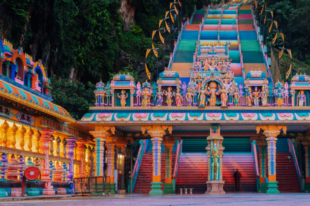 Bunter Hindu-Tempel mit bemalter Treppe zu den Batu-Höhlen bei Kuala Lumpur, Malaysia. | Gebeco