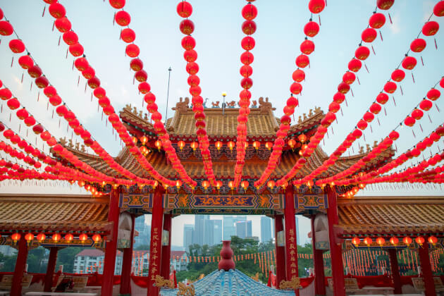 Der farbenfrohe Thean-Hou-Tempel in Kuala Lumpur ist mit roten Laternen dekoriert und bietet einen Ausblick auf die Skyline der Stadt. | Gebeco