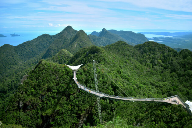 Panoramablick auf die geschwungene Langkawi Sky Bridge, umgeben von grüner Berglandschaft. | Gebeco