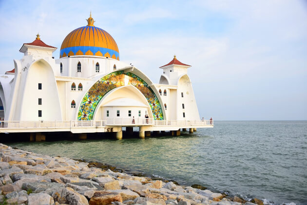 Weiße Moschee mit blauer Kuppel auf Stelzen im Meer bei Malakka, Malaysia. | Gebeco