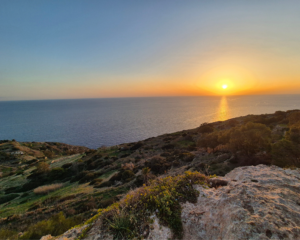 Blick auf das Meer mit Sonnenuntergang an der maltesischen Küste, Malta I Gebeco