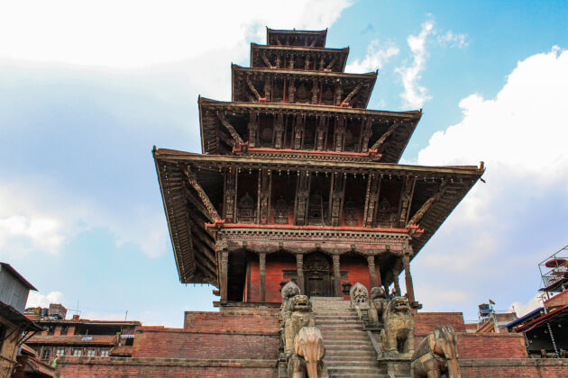 Nyatapola-Tempel in Bhaktapur mit fünfstöckiger Pagode und steinernen Wächterfiguren. | Gebeco