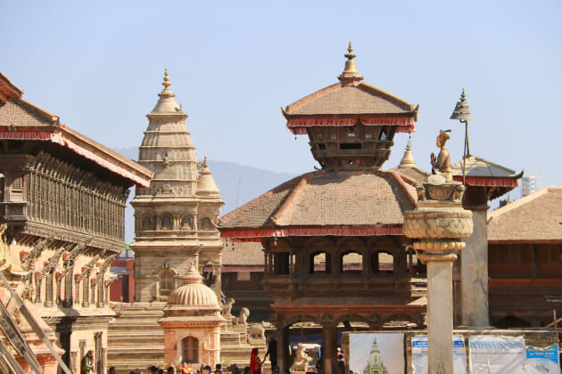 Mehrere Tempel mit traditionellen Dächern auf dem Durbar Square in Bhaktapur, Nepal. | Gebeco