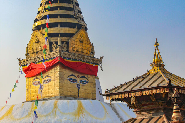 Goldene Spitze der Swayambhunath-Stupa mit den ikonischen Augen Buddhas, Kathmandu, Nepal. | Gebeco